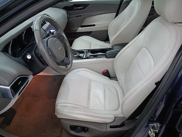 JAGUAR XE usata, con Touch screen