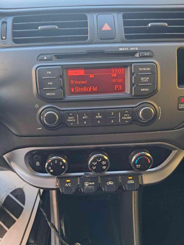 KIA Rio usata, con Sedile posteriore sdoppiato