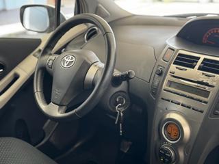TOYOTA Yaris usata 24