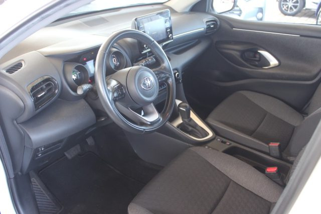 TOYOTA Yaris usata, con Fari LED