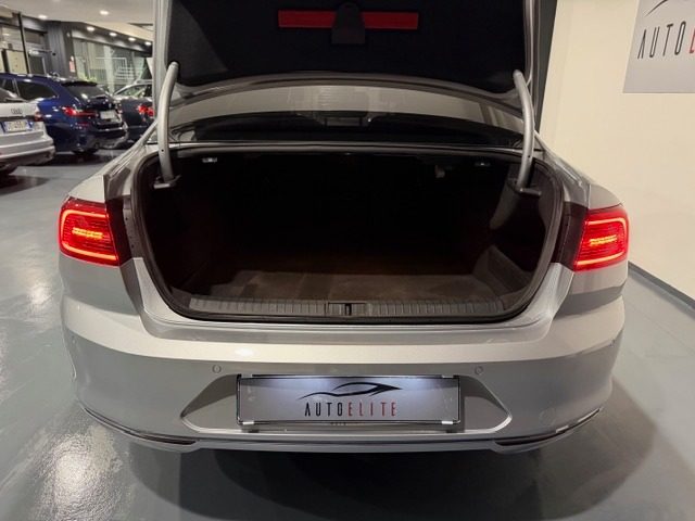 VOLKSWAGEN Passat usata, con Touch screen