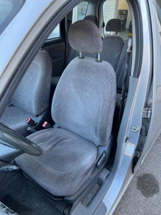 TOYOTA Yaris usata 9