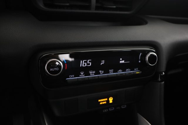 TOYOTA Yaris usata 8