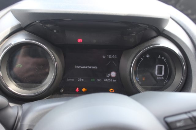 TOYOTA Yaris usata, con Fari LED