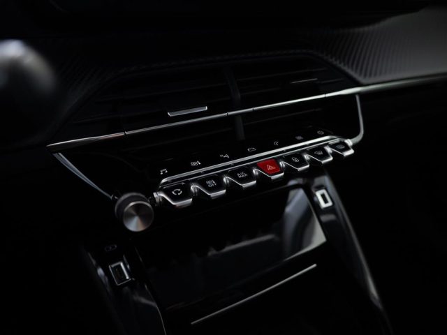 PEUGEOT 2008 usata, con Isofix