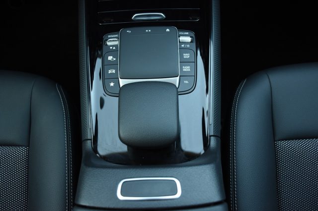MERCEDES-BENZ GLA 200 usata, con Park Distance Control