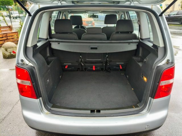 VOLKSWAGEN Touran usata, con Autoradio