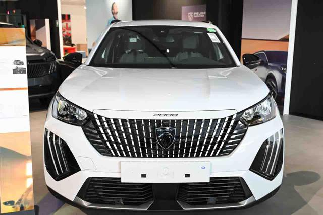 PEUGEOT 2008 usata, con Airbag
