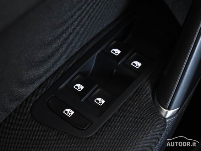 VOLKSWAGEN Golf Variant usata, con Luci diurne