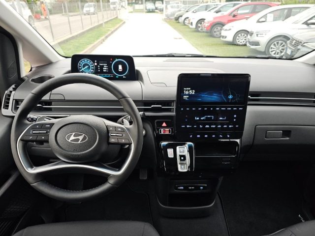 HYUNDAI Staria usata, con Bluetooth