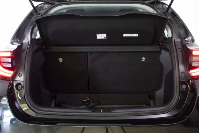 TOYOTA Yaris usata, con Fari LED
