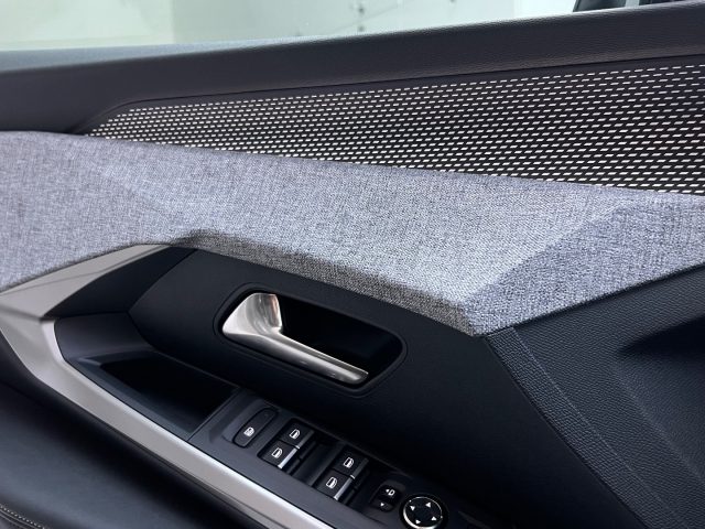 PEUGEOT 3008 usata, con Sensori di parcheggio anteriori