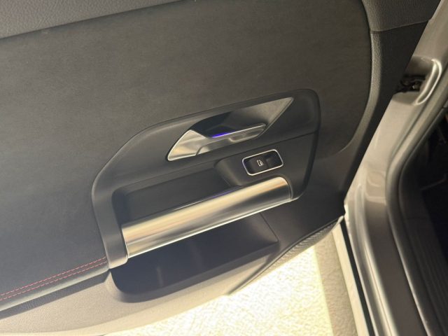 MERCEDES-BENZ GLA 200 usata, con Fari LED