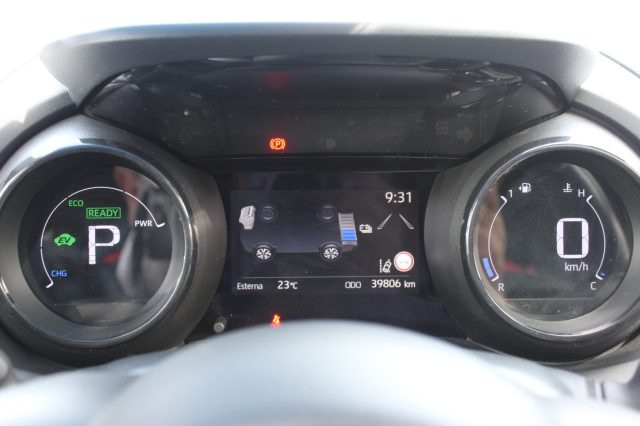 TOYOTA Yaris usata, con Fari LED