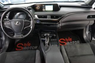 LEXUS UX 250h usata, con Autoradio