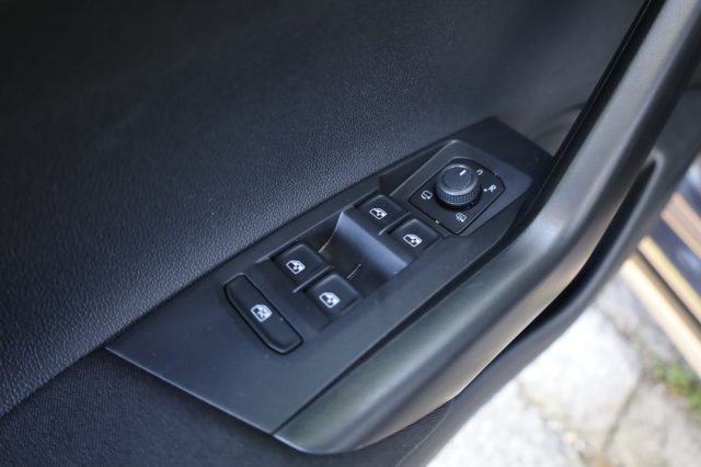 VOLKSWAGEN Taigo usata, con Spoiler