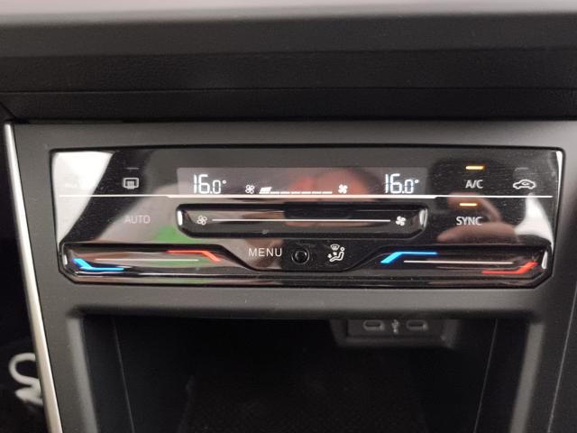 VOLKSWAGEN Taigo usata, con USB