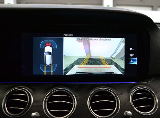 MERCEDES-BENZ E 220 usata, con Servosterzo