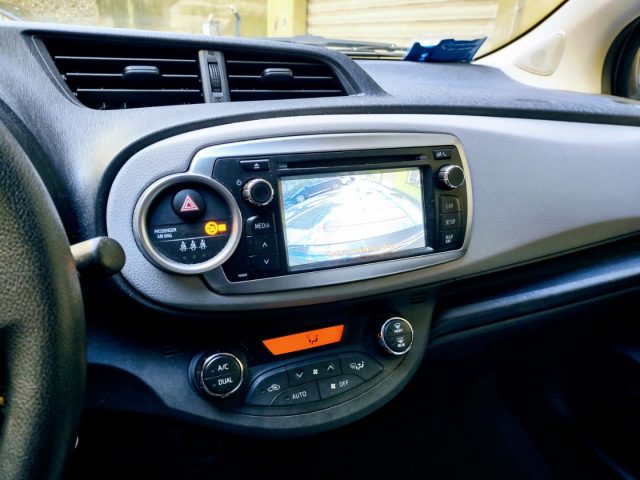 TOYOTA Yaris usata, con Autoradio