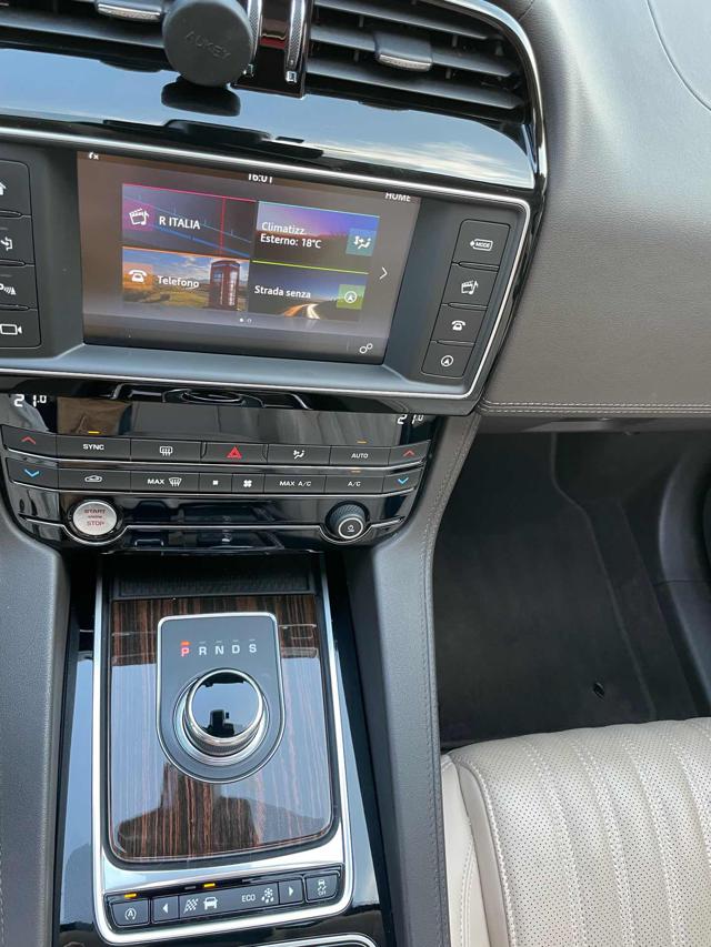 JAGUAR F-Pace usata, con Park Distance Control