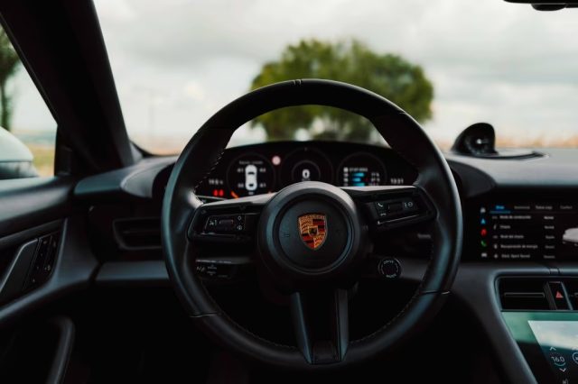 PORSCHE Taycan usata, con Interni in pelle