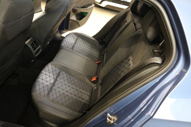 VOLKSWAGEN Golf usata, con Airbag testa
