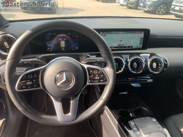 MERCEDES-BENZ CLA 180 usata, con Sedile posteriore sdoppiato