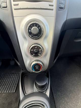 TOYOTA Yaris usata 12