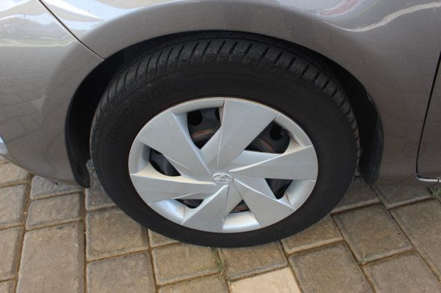 TOYOTA Yaris usata 11