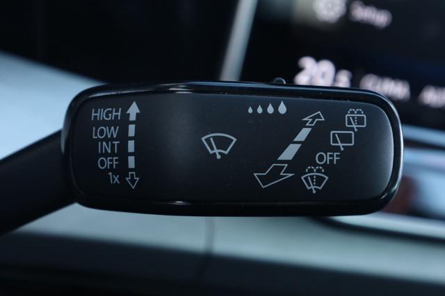 VOLKSWAGEN Golf usata, con Touch screen