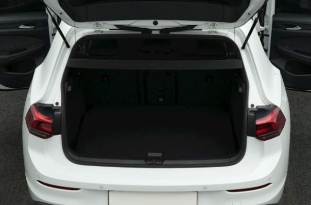 VOLKSWAGEN Golf usata, con USB