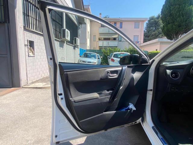 TOYOTA Auris usata 15