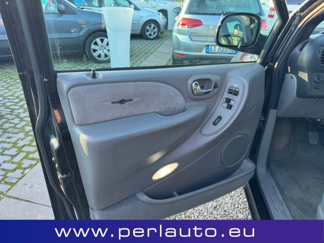 CHRYSLER Voyager usata, con Autoradio