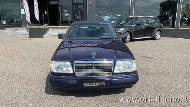 MERCEDES-BENZ E 200 usata, con Cerchi in lega