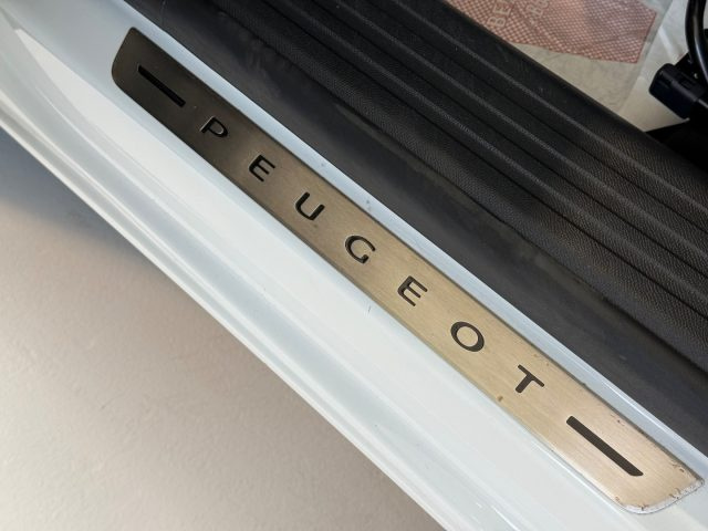 PEUGEOT 2008 usata, con Airbag testa