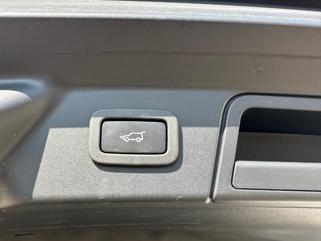LAND ROVER Range Rover Velar usata, con Touch screen