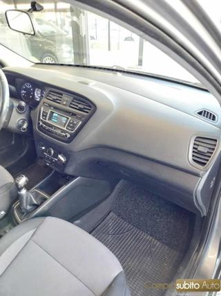 HYUNDAI i20 usata, con Specchietti laterali elettrici