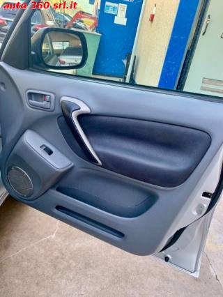 TOYOTA RAV 4 MY23 usata, con Sedile posteriore sdoppiato