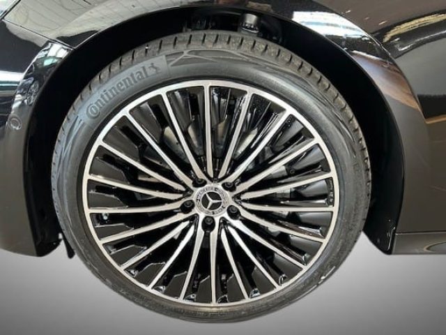 MERCEDES-BENZ E 220 usata, con Autoradio
