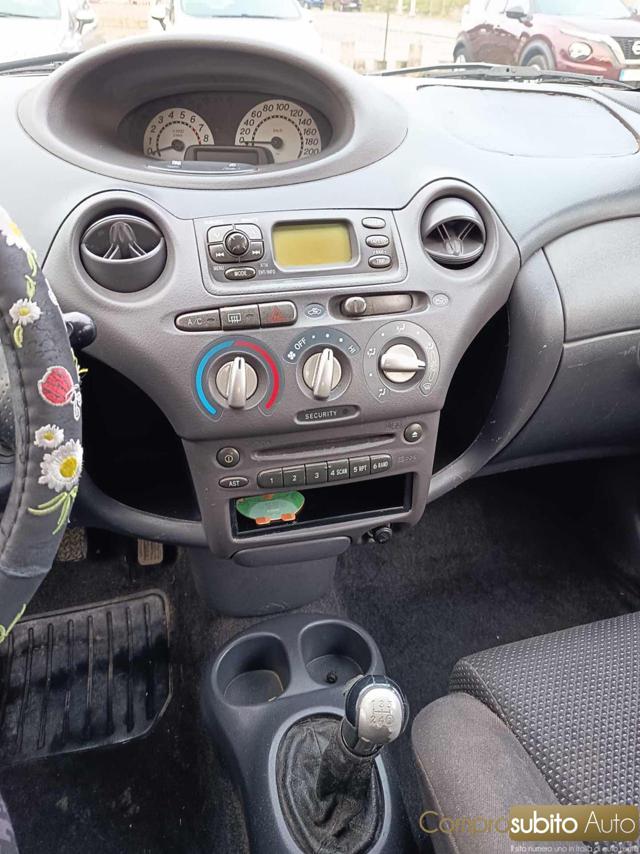 TOYOTA Yaris usata 18