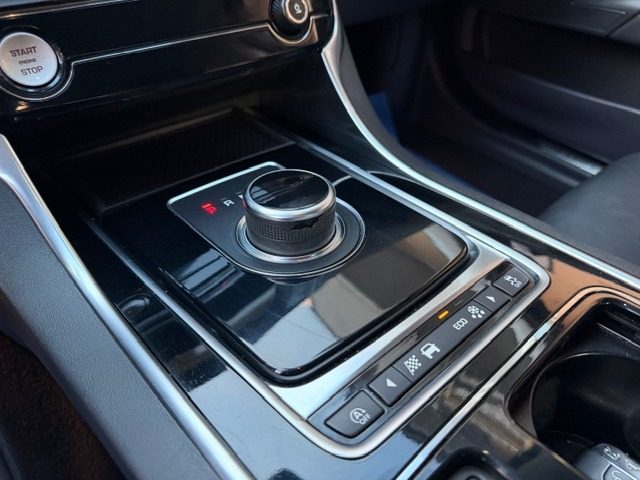 JAGUAR XE usata, con Sistema di navigazione