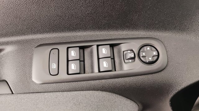 PEUGEOT Rifter usata, con Apple CarPlay