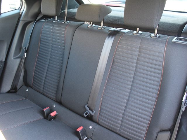 PEUGEOT 2008 usata, con Sedile posteriore sdoppiato