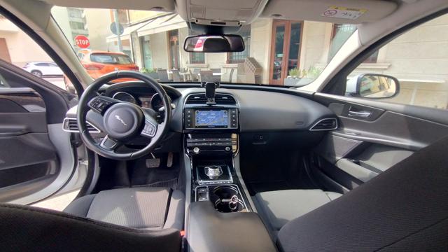 JAGUAR XE usata, con Sensori di parcheggio posteriori