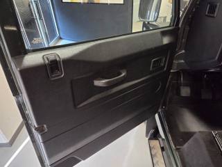 LAND ROVER Defender usata, con MP3