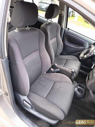 TOYOTA Yaris usata 17