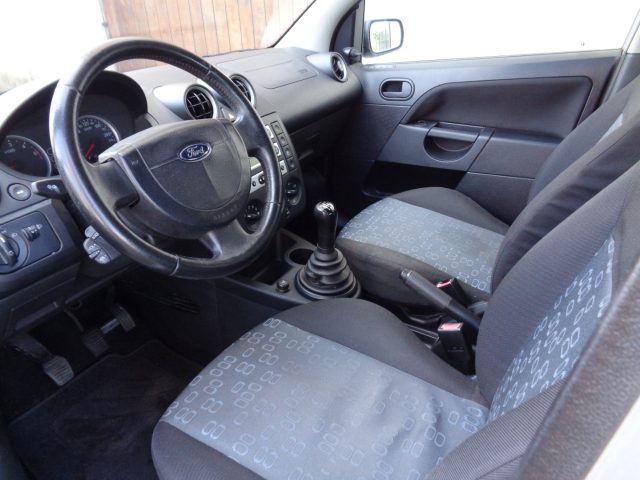 FORD Fiesta usata, con Autoradio