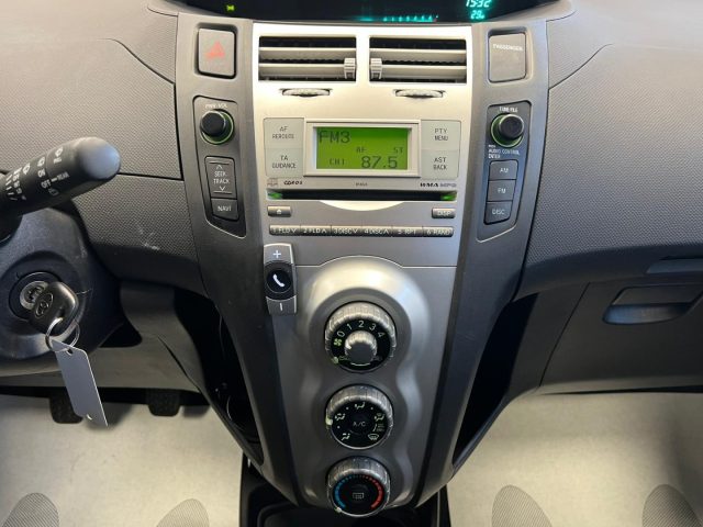 TOYOTA Yaris usata, con Luci diurne