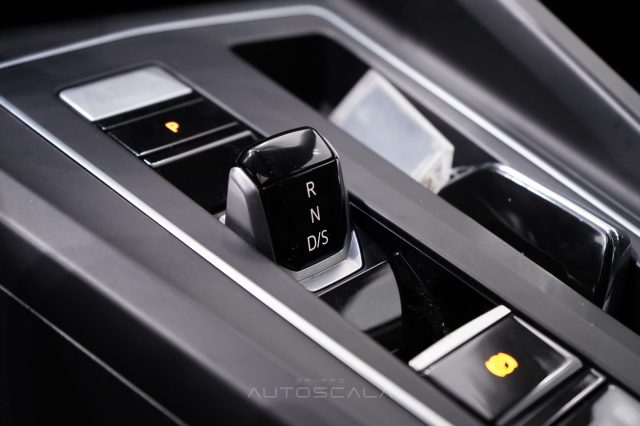 VOLKSWAGEN Golf usata, con USB