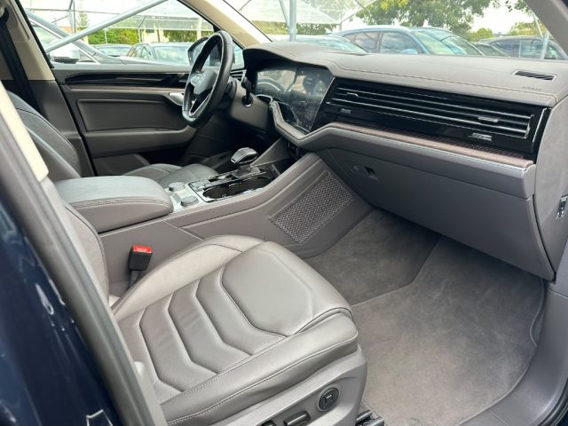 VOLKSWAGEN Touareg usata, con USB